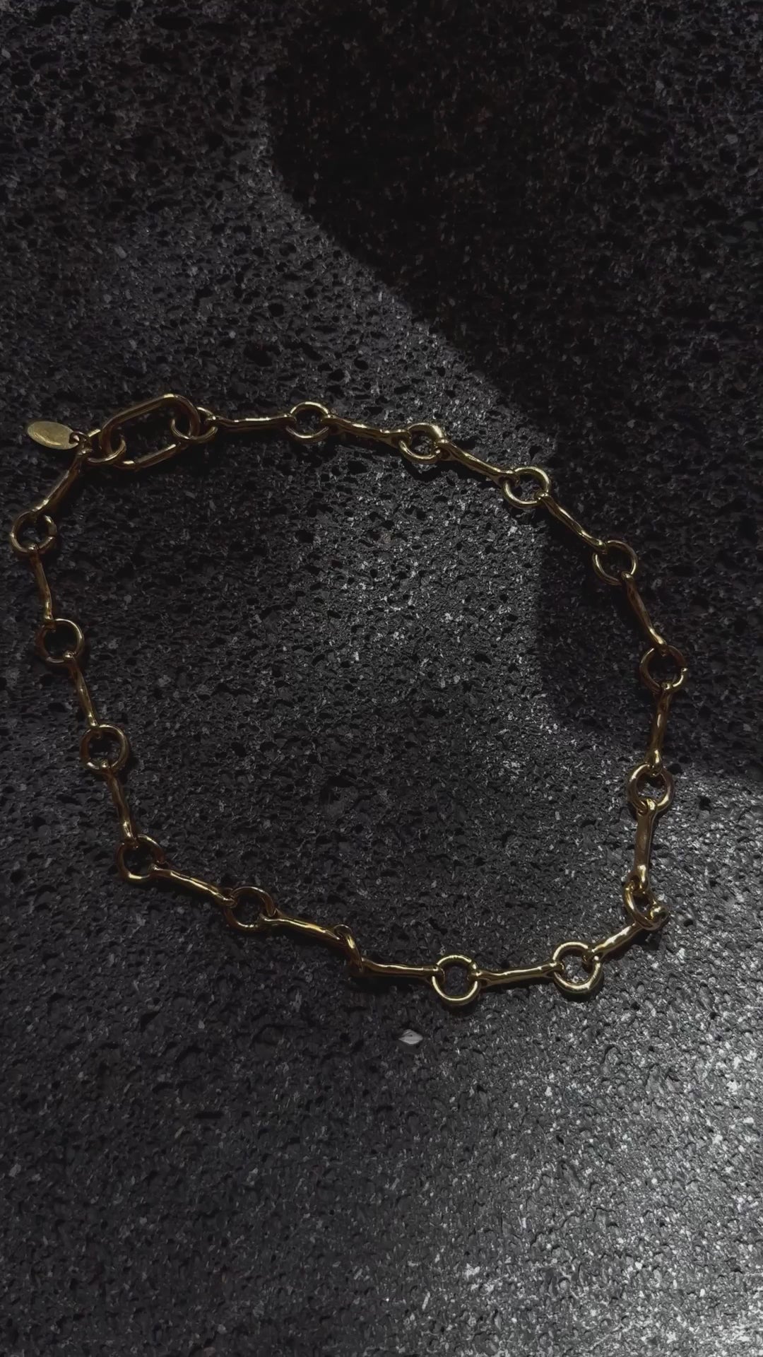 Load video: Ginebra Chain