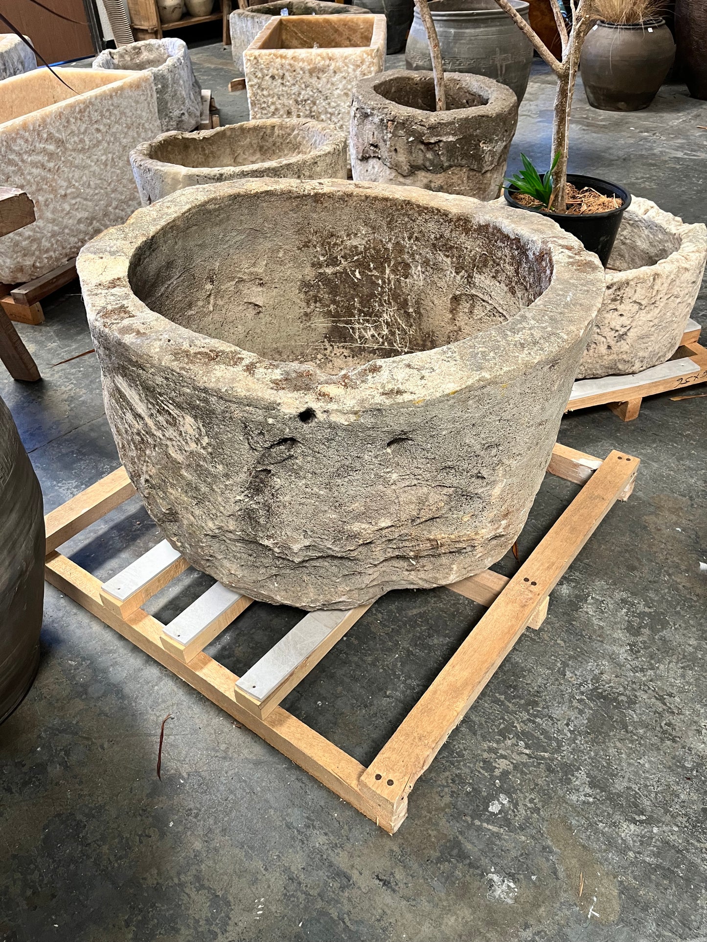 Limestone Trough (round) - M